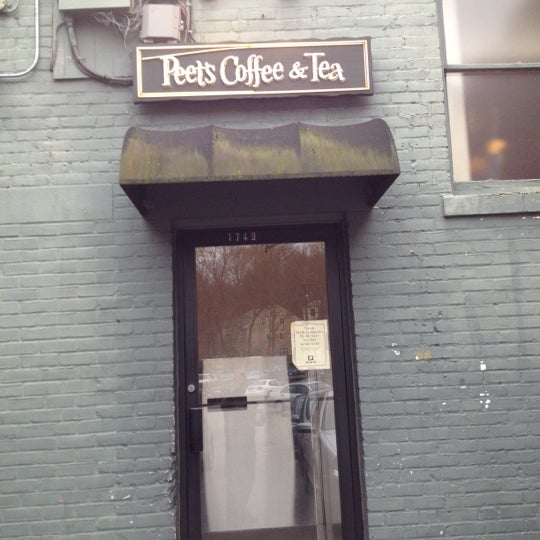 รูปภาพถ่ายที่ Peet&#39;s Coffee &amp; Tea โดย Erik W. เมื่อ 12/7/2012