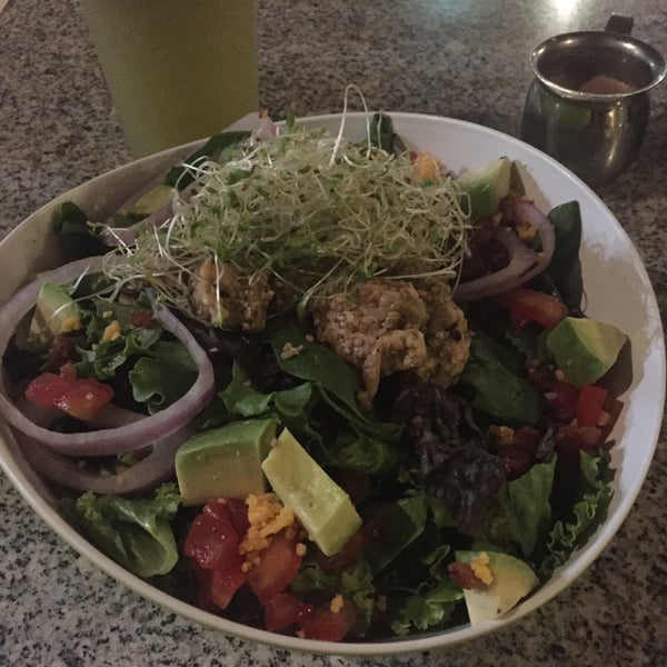 Photo taken at Design Your Salad by Evelyn R. on 1/21/2016