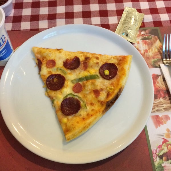 Photo taken at Fratelli Duri Pizzeria, Pera by Ses mafyası on 1/29/2015