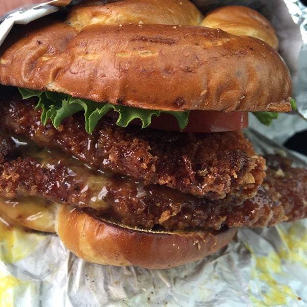 9/4/2015にLarry M.がTown Hall Burger &amp; Beerで撮った写真