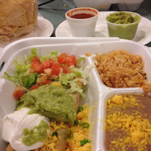 Foto tirada no(a) Carolina&#39;s Mexican Food por Brenda em 12/9/2014