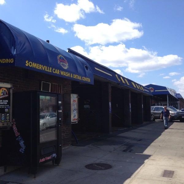 Foto tomada en Somerville Car Wash  por Onur Ö. el 4/19/2014