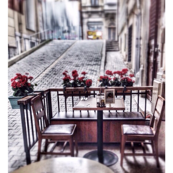 Das Foto wurde bei Tag Cafe &amp; Bistro Istanbul von Özlem B. am 2/7/2015 aufgenommen