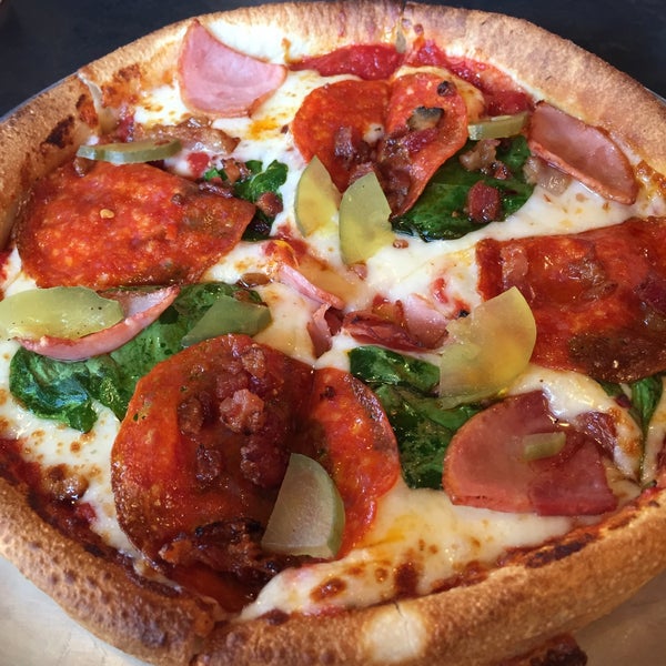 The well stacked pizza co логотип. The well stacked pizza co логотип. Pizza co. Какая то летающая пицца. Пицца ранчо калорийность.