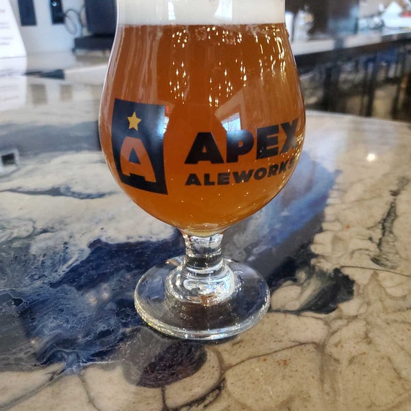 10/16/2020 tarihinde Aaron H.ziyaretçi tarafından Apex Aleworks Brewery &amp; Taproom'de çekilen fotoğraf