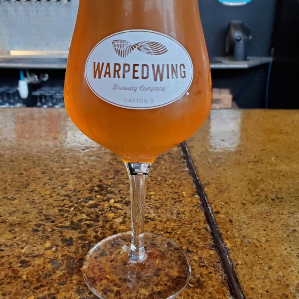 Foto tomada en Warped Wing Brewing Co.  por Byron W. el 7/31/2021