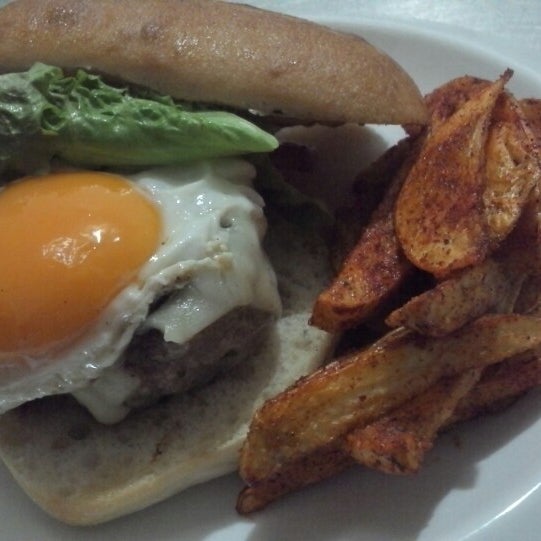Снимок сделан в Torombolo&#39;s Burger Bar пользователем Chef Motilla 2/8/2014