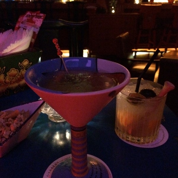 Foto scattata a Yuan Oyster &amp; Cocktail Lounge da Shirley C. il 4/16/2014