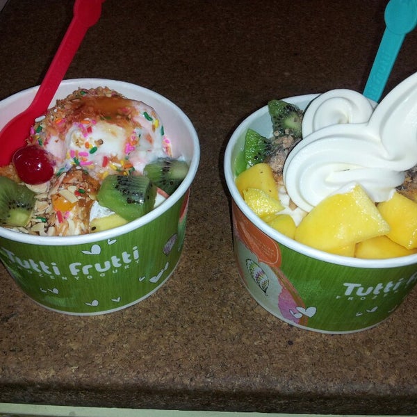 Photo taken at Tutti Frutti Frozen Yogurt by Tefta M. on 6/21/2013