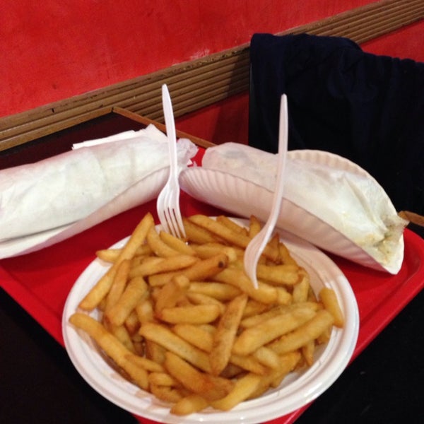 Foto diambil di Americas Burgers &amp; Wraps oleh Ivonne F. pada 4/10/2014