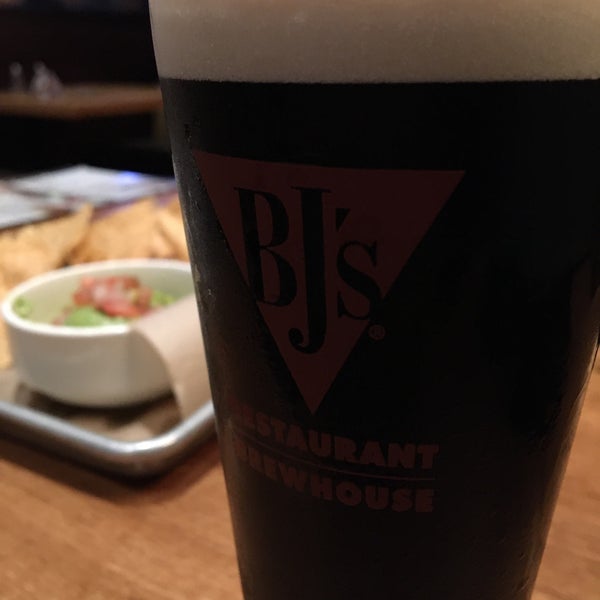 Photo taken at BJ&#39;s Restaurant &amp; Brewhouse by Jamhil M. on 4/20/2022