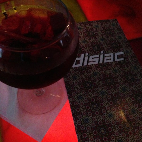 รูปภาพถ่ายที่ &#39;Disiac Lounge โดย Julie S. เมื่อ 8/9/2013