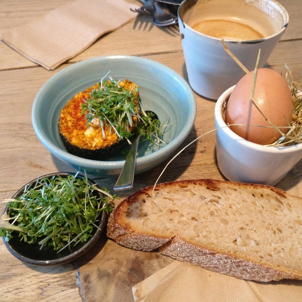 Bit overhyped, but it is hyggelig and a great place to spend time with family & friends over breakfast and lunch. No plant milk options. Vegan options scarce. Order more to share and try the øllebrød!