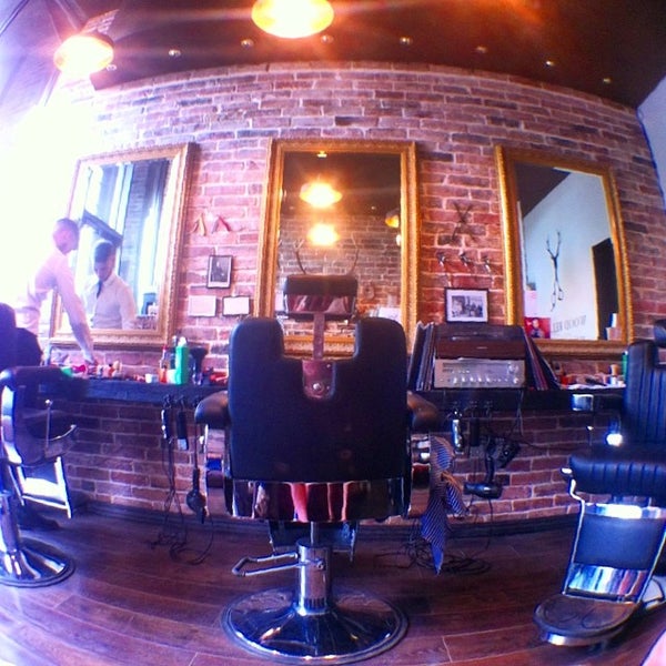 Foto tirada no(a) Wood Religion Barber Shop por Dmitrii K. em 8/14/2014