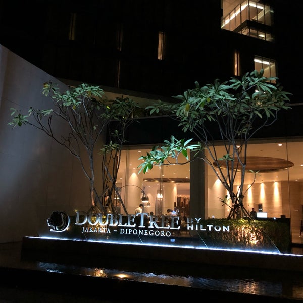 Das Foto wurde bei DoubleTree by Hilton Hotel Jakarta Diponegoro von SH am 7/4/2019 aufgenommen