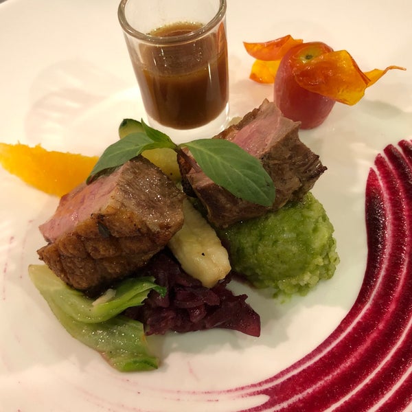 Foto diambil di Duong&#39;s Restaurant - Cooking Class oleh SH pada 11/18/2019