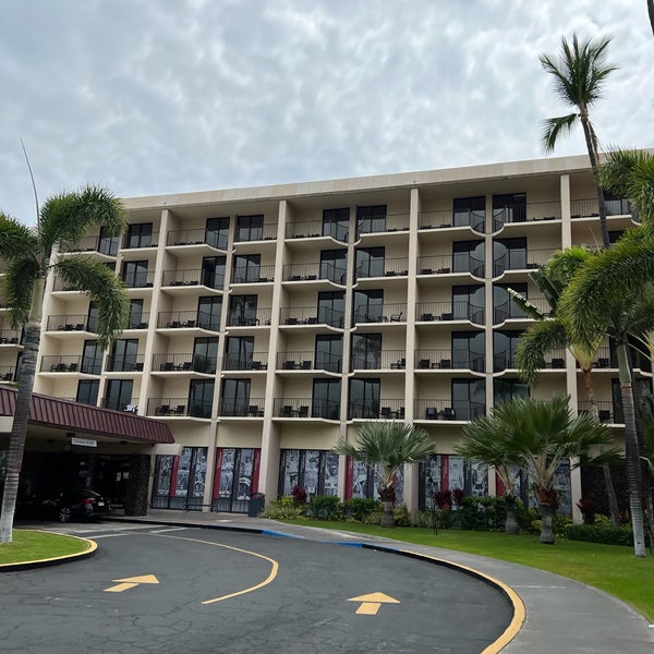 Photo taken at Courtyard by Marriott King Kamehameha&#39;s Kona Beach Hotel by SH on 4/23/2022