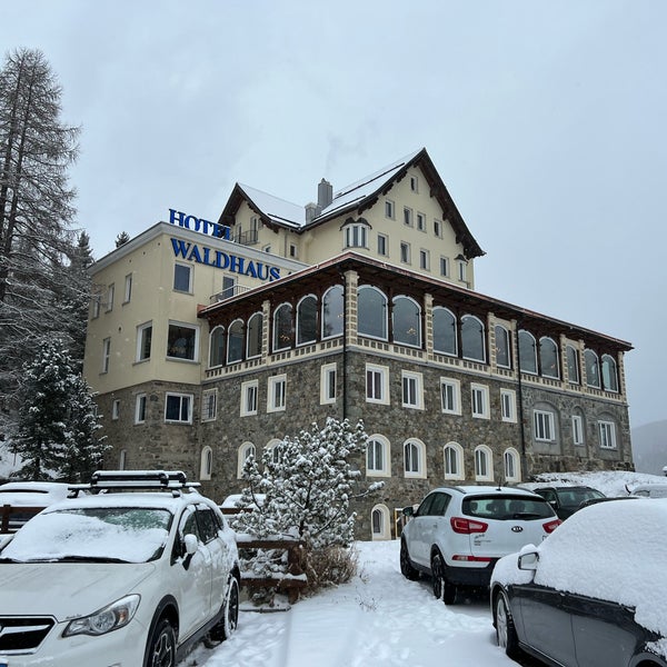 Foto diambil di Hotel Waldhaus am See oleh SH pada 11/22/2022