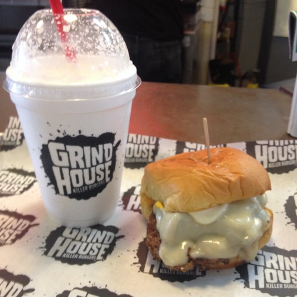 Foto tirada no(a) Grindhouse Killer Burgers por Hazel D. em 5/27/2014