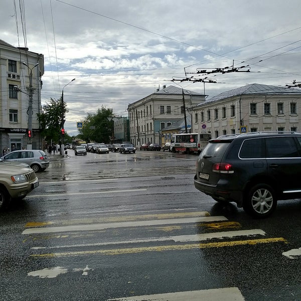 На перекрестке в Твери водитель легковушки едва не врезался в карету скорой помо