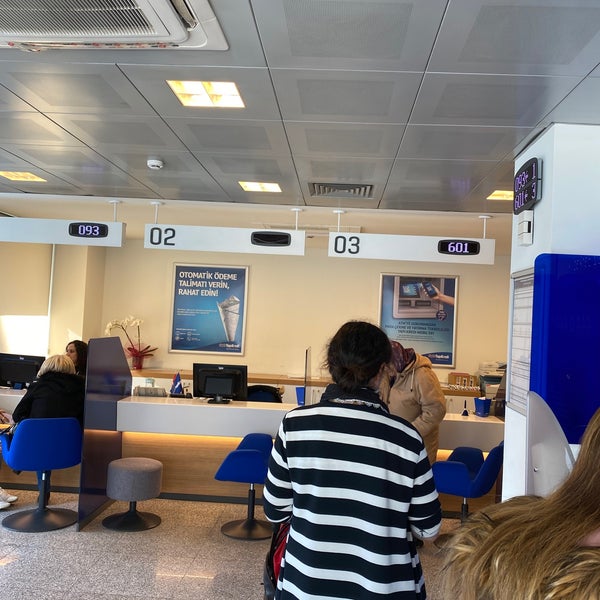 Yapi Kredi Bankasi Izmir Manavkuyu Subesi Konak