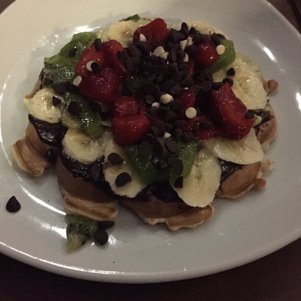 Das Foto wurde bei Waffle House Cafe von Enes am 9/3/2015 aufgenommen