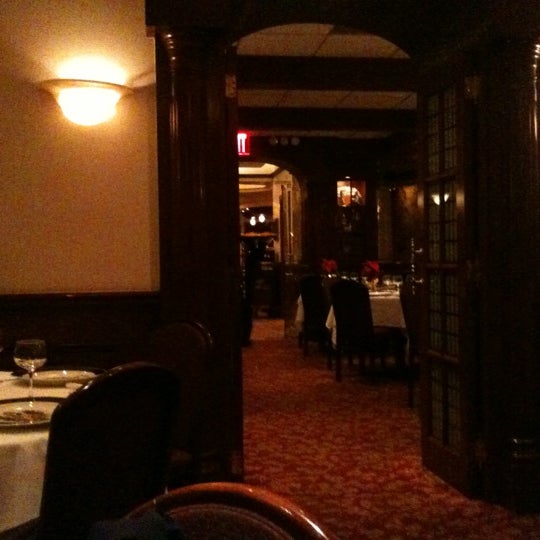 รูปภาพถ่ายที่ Toledo Restaurant โดย Ricky M. เมื่อ 12/18/2012