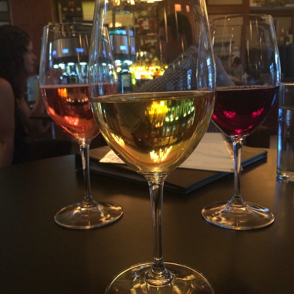 Снимок сделан в Tastings - A Wine Experience пользователем Paige P. 6/11/2016