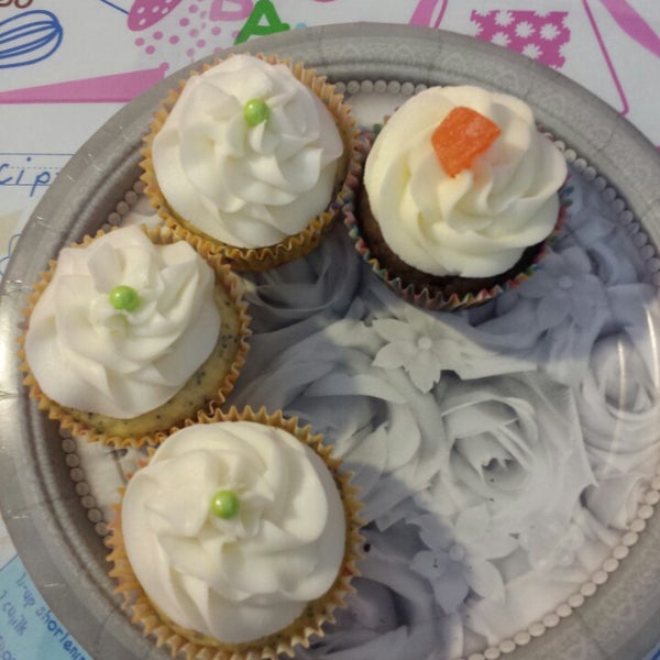 Das Foto wurde bei &quot;B&quot;Sweet Cupcakes von Sela Y. am 4/7/2014 aufgenommen