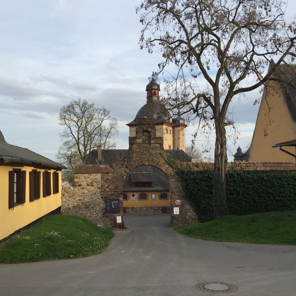 4/17/2015 tarihinde Tuomas H.ziyaretçi tarafından Schloss Vollrads'de çekilen fotoğraf