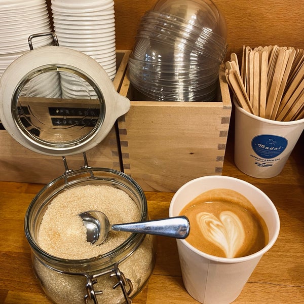 Foto tomada en Madal Cafe - Espresso &amp; Brew Bar  por Ákos 🏋👨‍⚕️ el 8/13/2021
