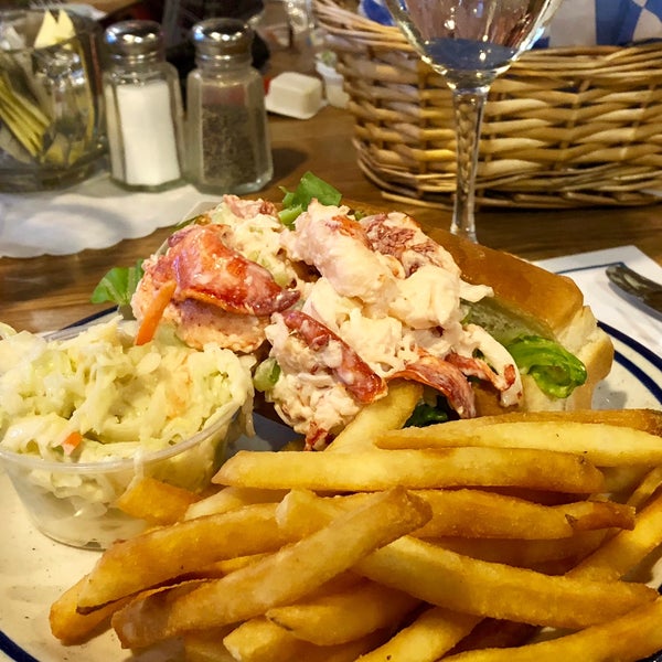 Снимок сделан в The Lobster Claw пользователем Carole G. 8/8/2018