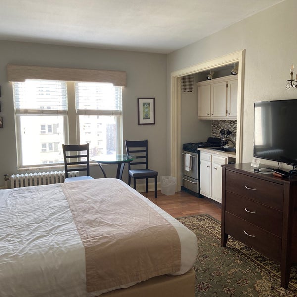 The Knickerbocker on the Lake Yankee Hill Milwaukee, WI