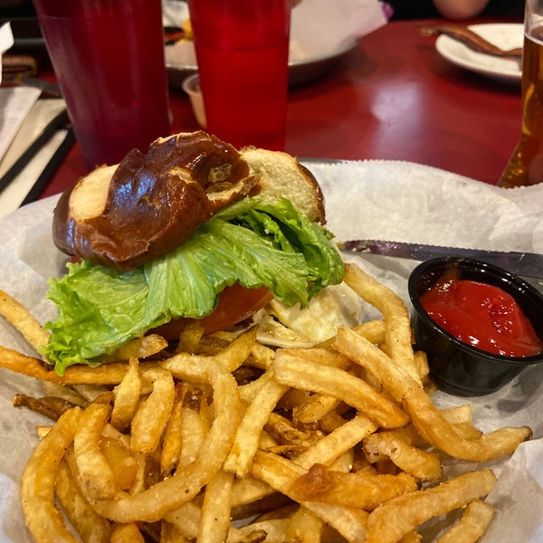 Foto diambil di Stack&#39;d Burger Bar oleh Beth G. pada 10/22/2022