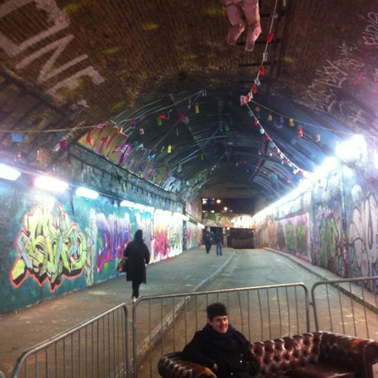 รูปภาพถ่ายที่ The Old Vic Tunnels โดย Ciaran M. เมื่อ 12/13/2012