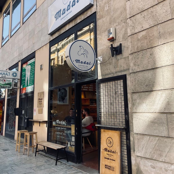 Foto diambil di Madal Cafe - Espresso &amp; Brew Bar oleh ع pada 10/18/2022