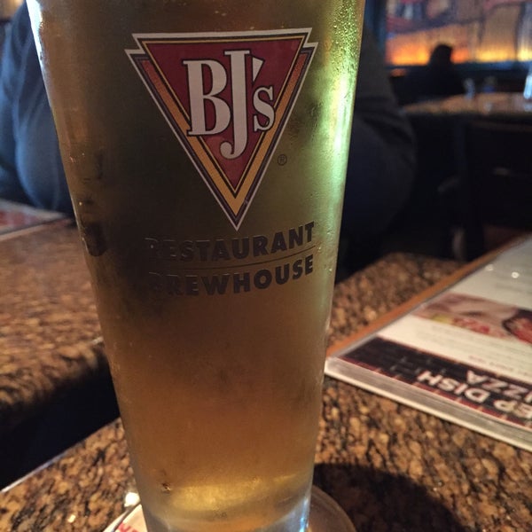 Photo taken at BJ&#39;s Restaurant &amp; Brewhouse by Will G. on 4/27/2016