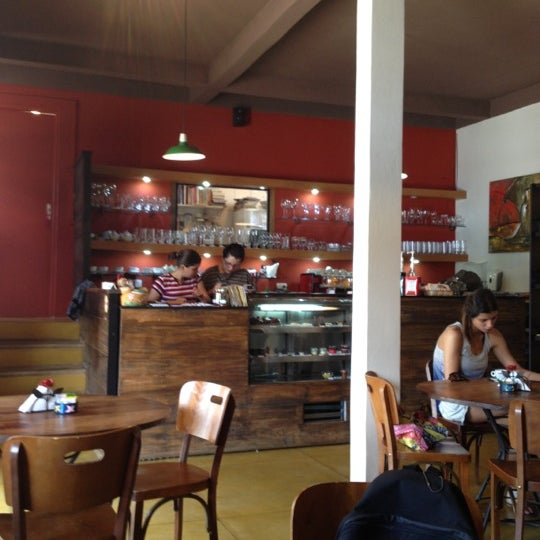 Foto tirada no(a) Café com Verso por Formiga F. em 10/21/2012