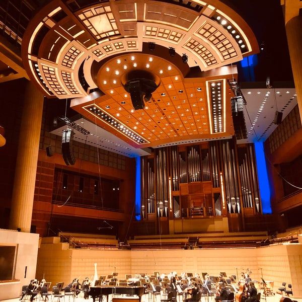 Foto tirada no(a) Morton H. Meyerson Symphony Center por Katherine F. em 10/8/2021
