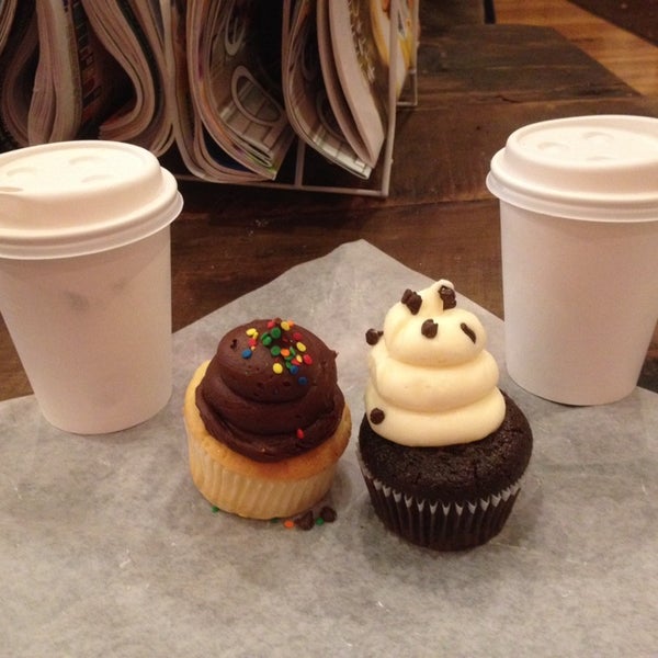 รูปภาพถ่ายที่ The Chocolate Moose Bakery &amp; Cafe โดย Erin M. เมื่อ 11/10/2013