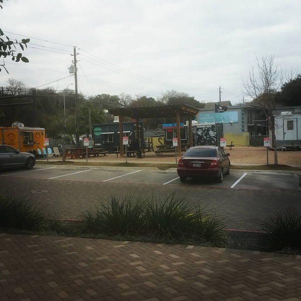 Foto tirada no(a) Rockaway Beach ATX Shaved Ice &amp; Subs por Corey R. em 1/19/2016