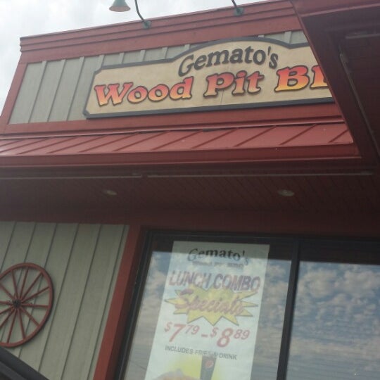 8/30/2013 tarihinde Krystal M.ziyaretçi tarafından Gemato&#39;s Wood Pit BBQ'de çekilen fotoğraf