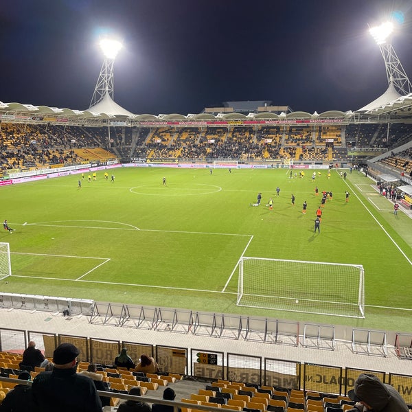 รูปภาพถ่ายที่ Parkstad Limburg Stadion โดย Rick M. เมื่อ 2/7/2022
