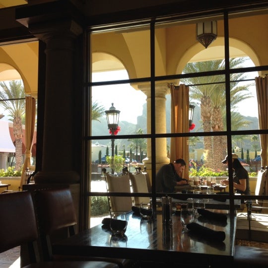 12/8/2012 tarihinde Kiersten M.ziyaretçi tarafından Prado Restaurant'de çekilen fotoğraf