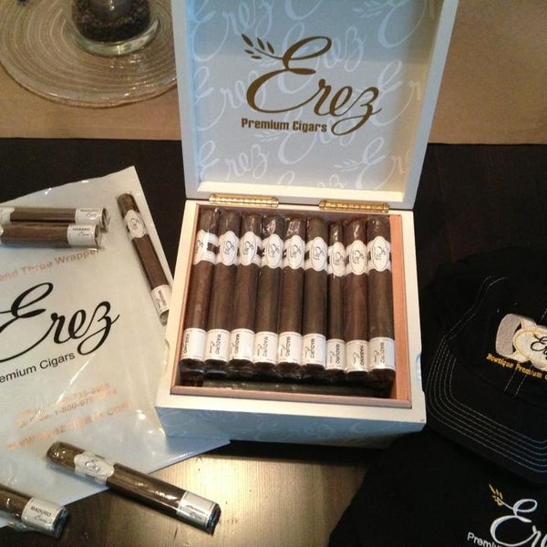รูปภาพถ่ายที่ United Cigars Inc. โดย Erez C. เมื่อ 8/8/2013