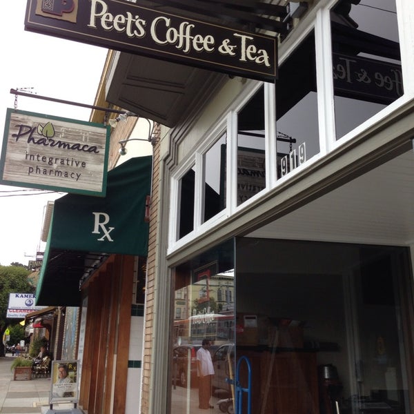 รูปภาพถ่ายที่ Peet&#39;s Coffee &amp; Tea โดย Cat T. เมื่อ 8/6/2013