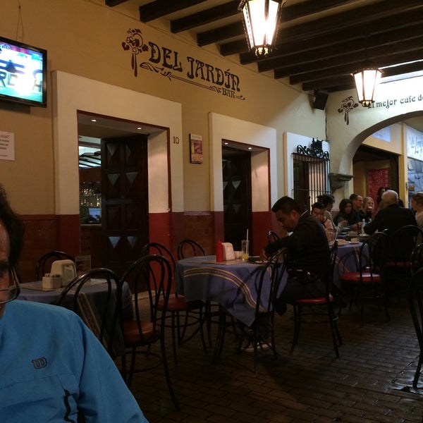 Foto diambil di Bar del Jardín oleh Lilian C. pada 3/14/2015