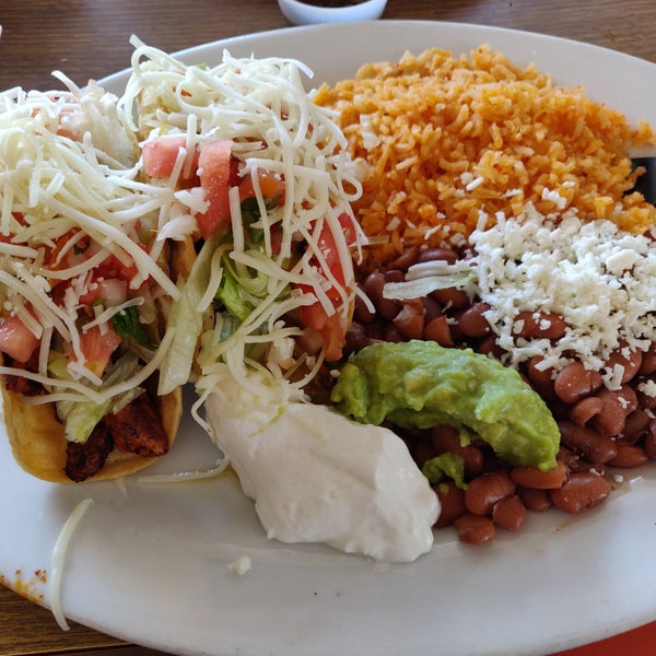 Foto tirada no(a) Taqueria Azteca por Emily K. em 11/5/2019