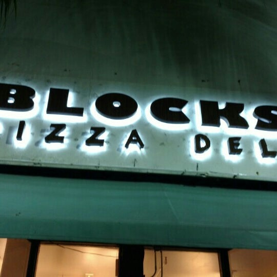 Foto tirada no(a) Blocks Pizza Deli por Bryon C. em 5/18/2016