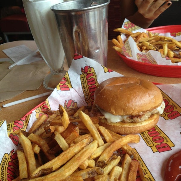 รูปภาพถ่ายที่ Cheeseburger Bobby&#39;s โดย Christina B. เมื่อ 7/31/2013